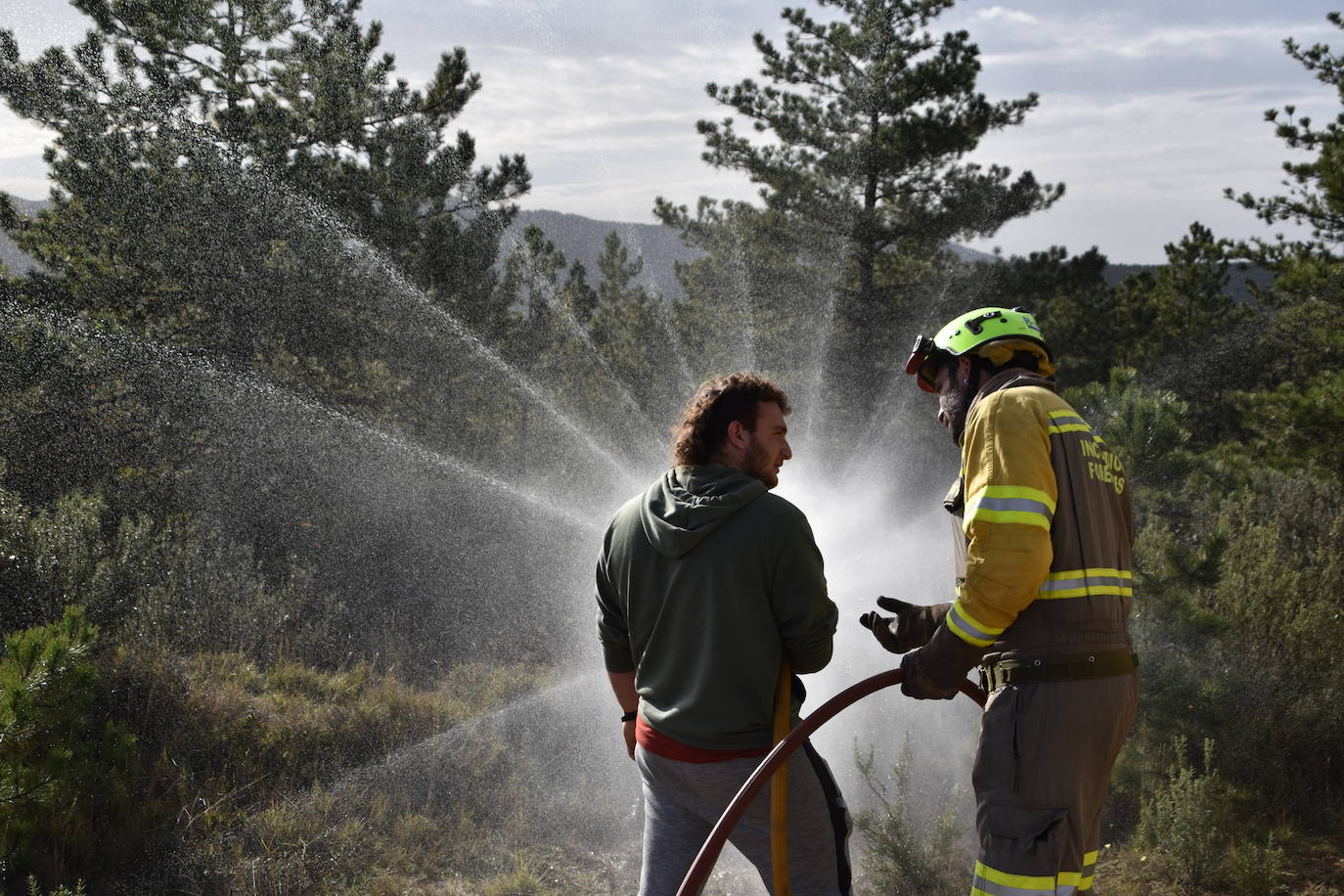 Los alumnos de FP de forestales aprenden en el terreno a combatir las llamas