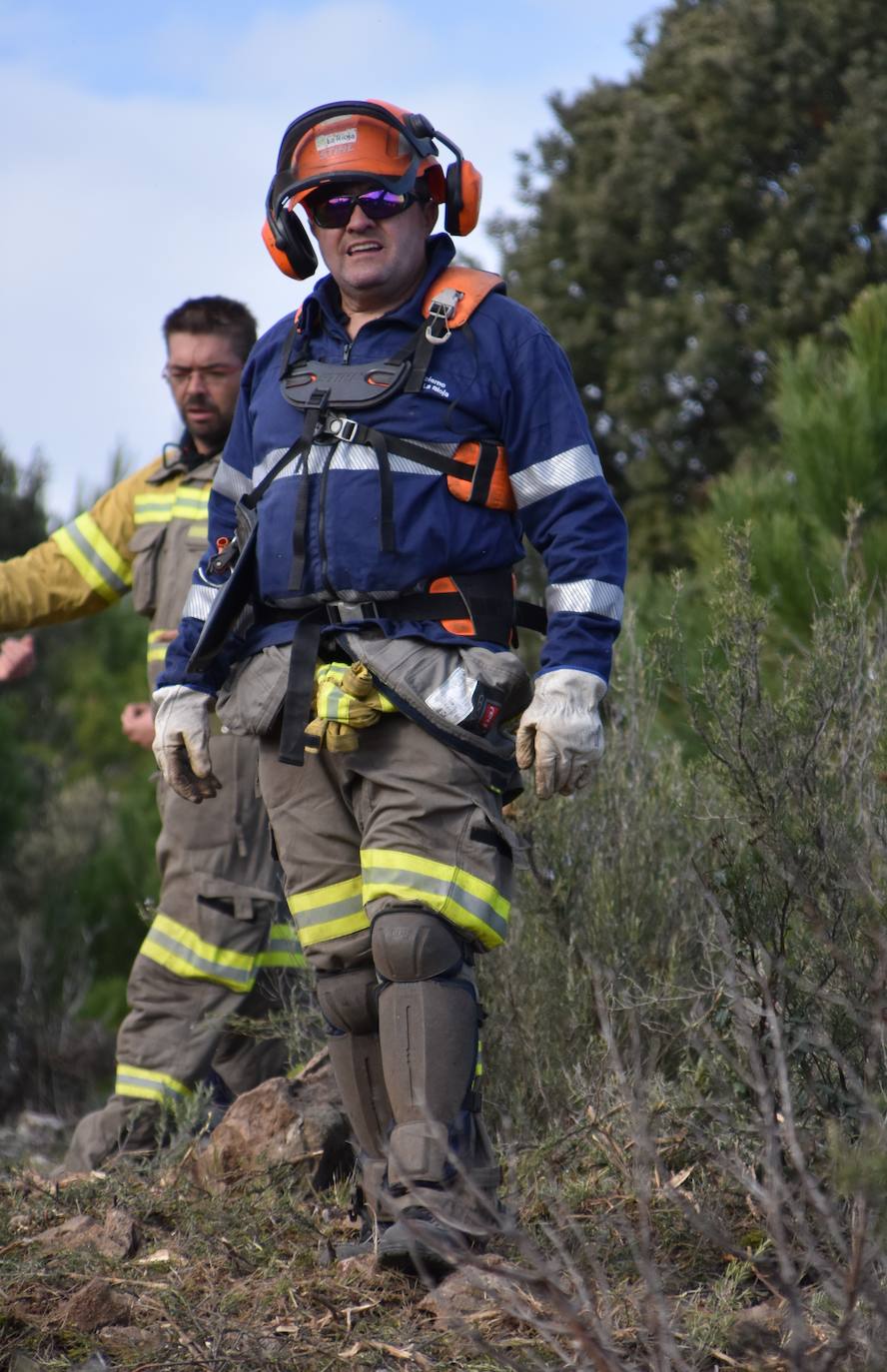 Los alumnos de FP de forestales aprenden en el terreno a combatir las llamas