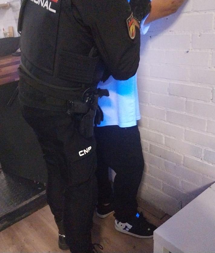Imagen secundaria 2 - Diecisiete denuncias por tenencia de drogas y armas en la redada de la calle Vitoria