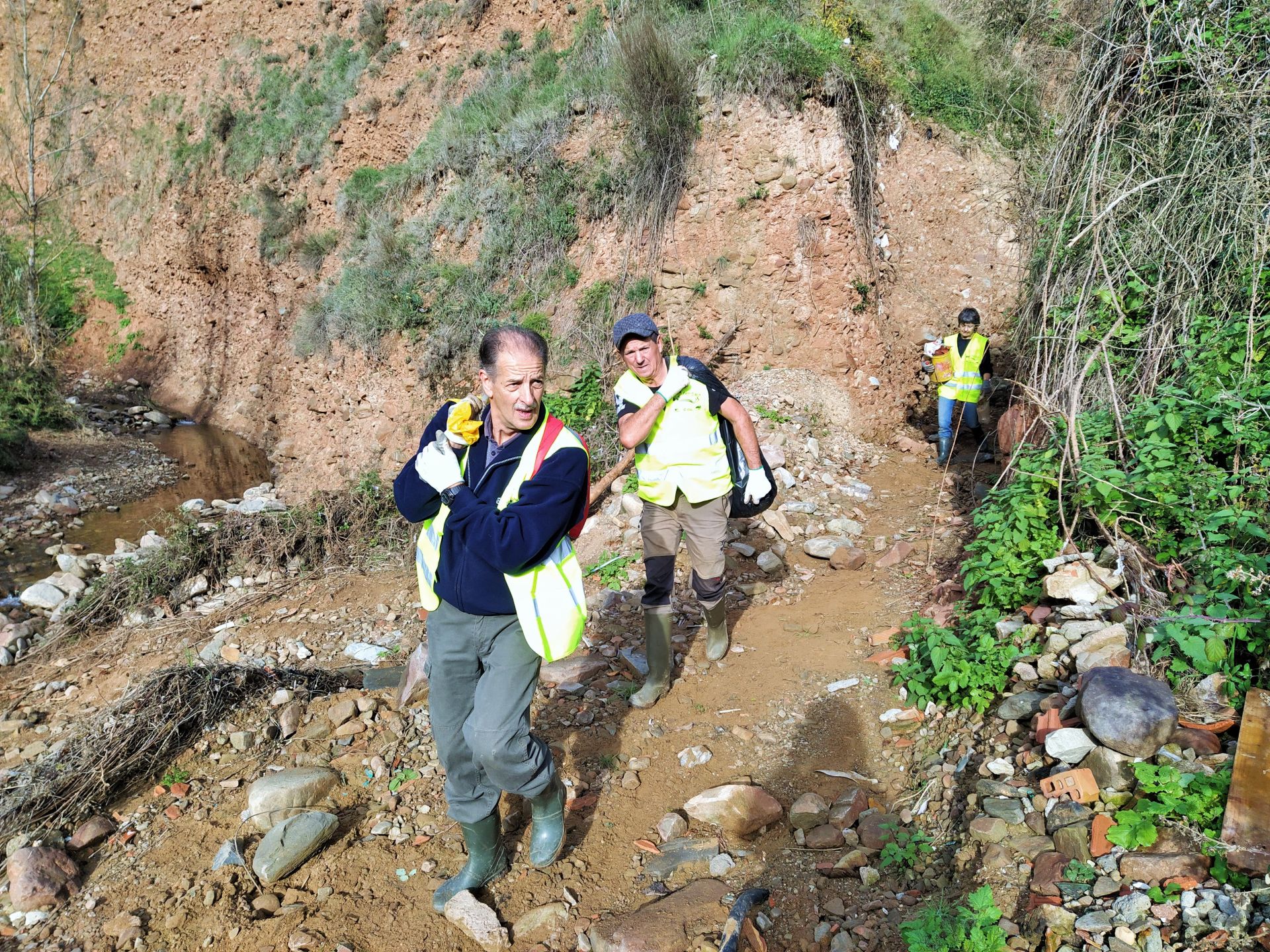 &#039;Amigos de los ríos&#039; limpia el barranco de Santa Engracia
