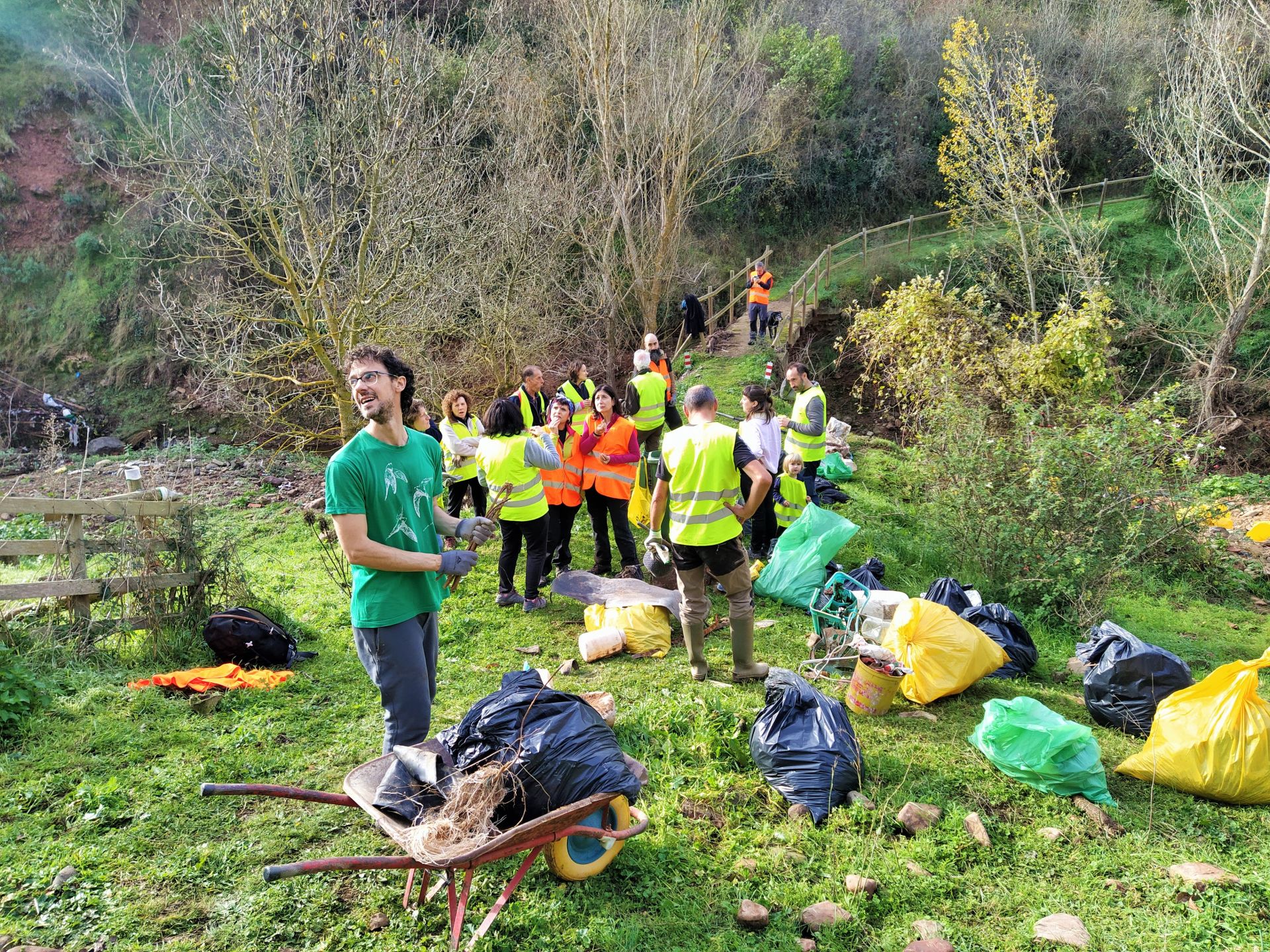 &#039;Amigos de los ríos&#039; limpia el barranco de Santa Engracia