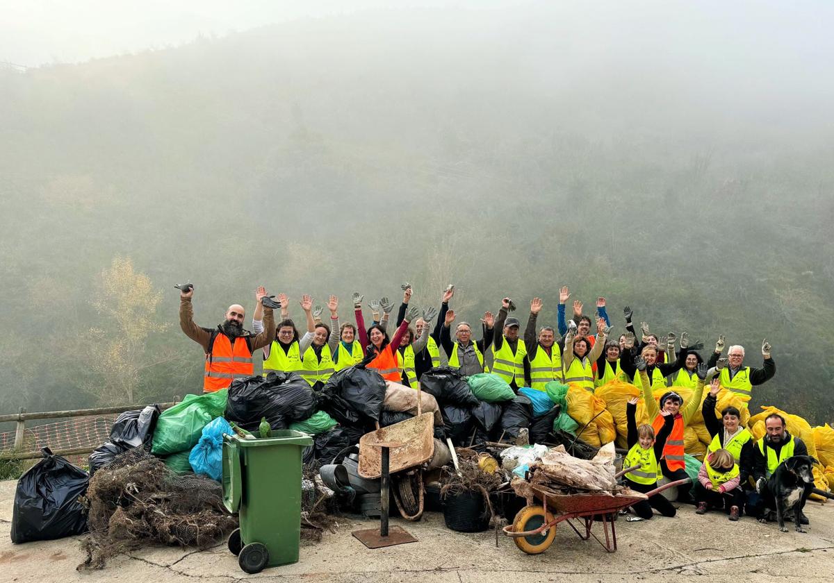 &#039;Amigos de los ríos&#039; limpia el barranco de Santa Engracia