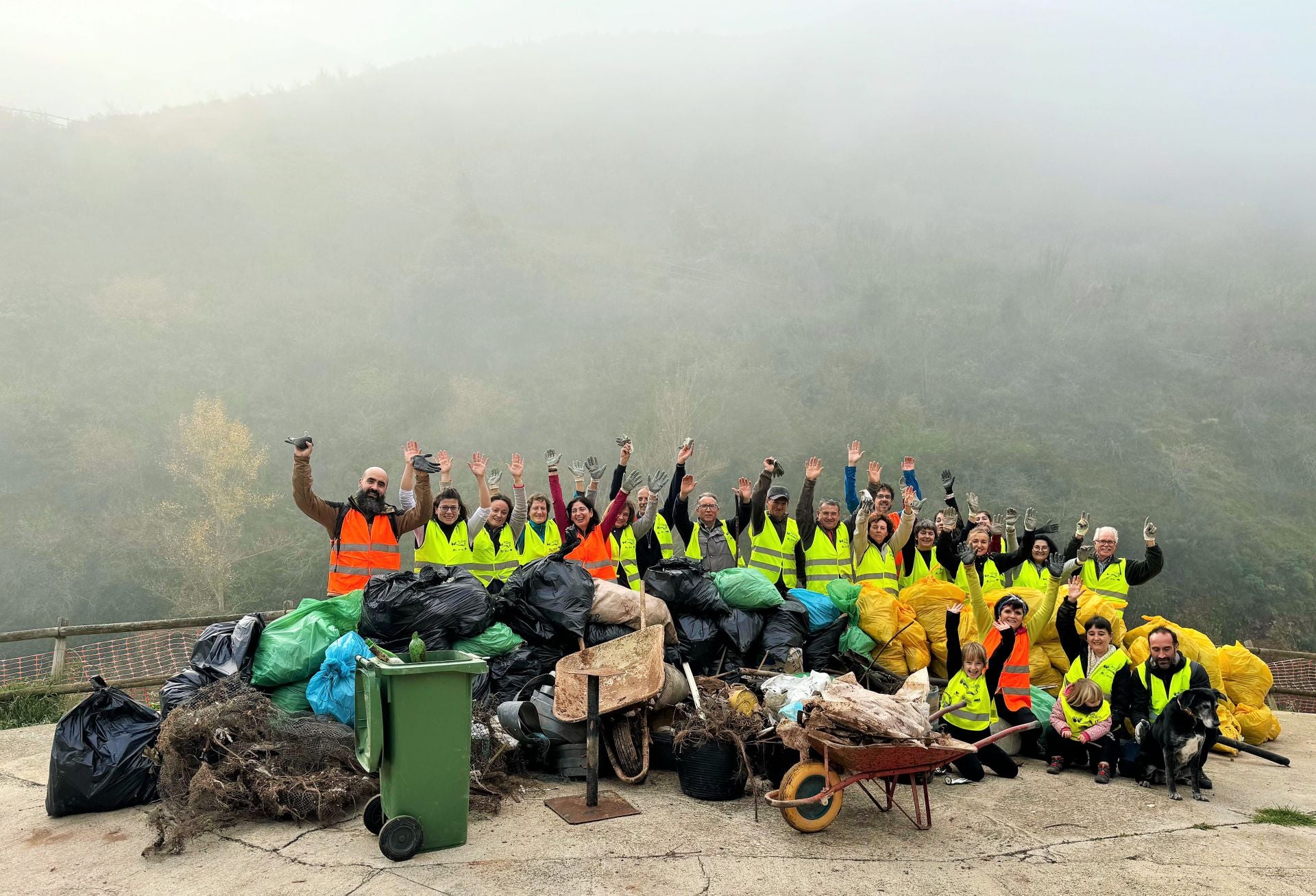 &#039;Amigos de los ríos&#039; limpia el barranco de Santa Engracia