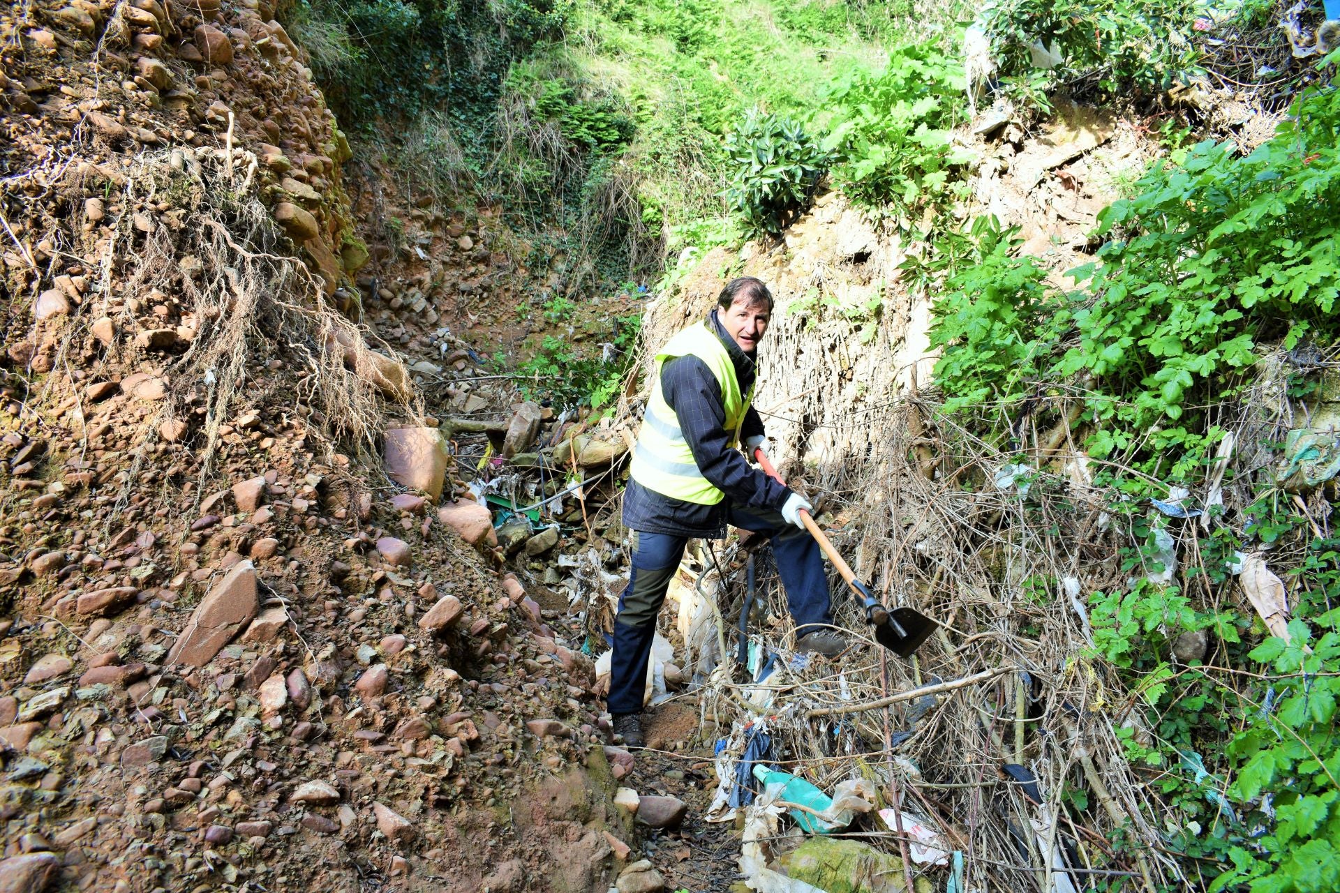 &#039;Amigos de los ríos&#039; limpia el barranco de Santa Engracia