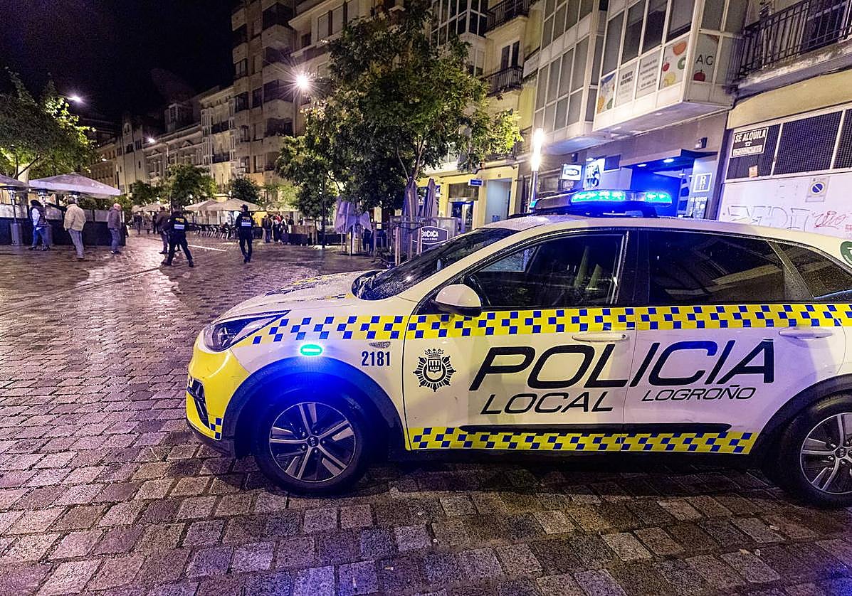 Un coche de la Policía Local de Logroño, en una imagen de archivo.
