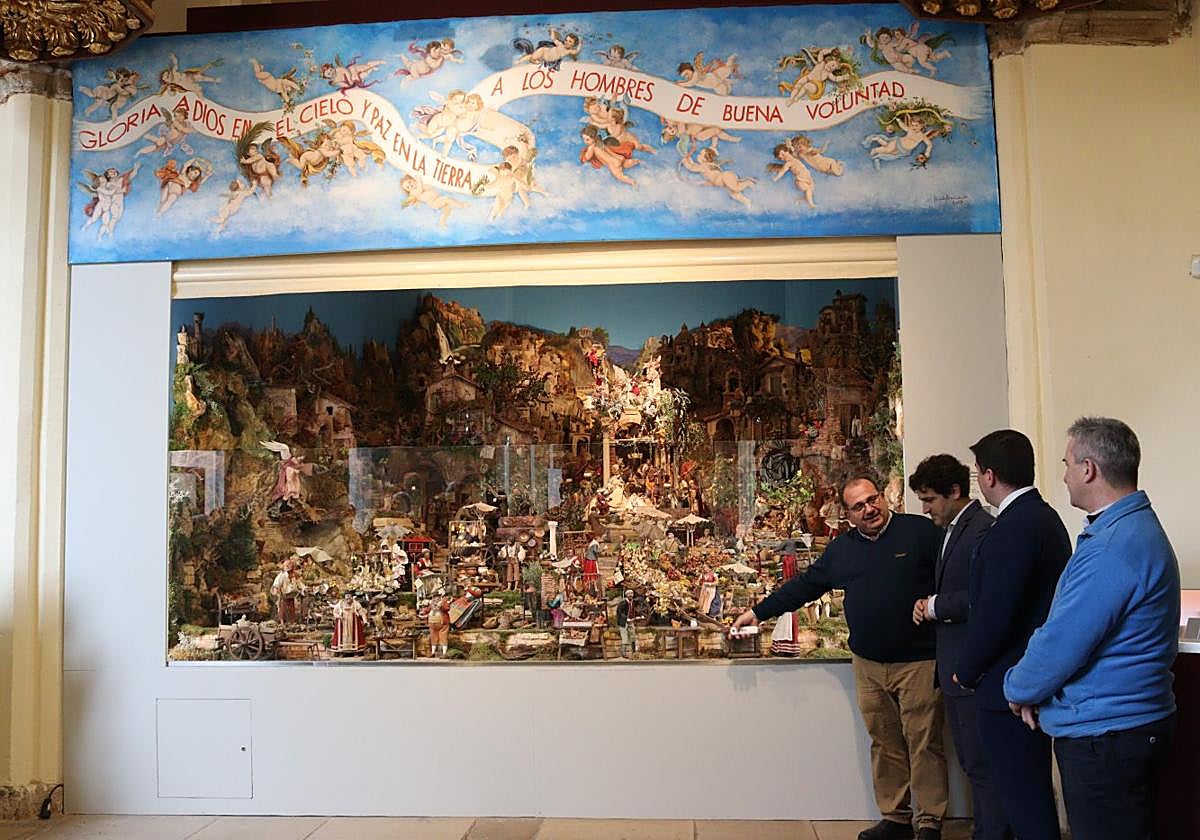 El abad de la catedral de Santo Domingo muestra el Belén Napolitano al director general de Cultura, Roberto Iturriaga y al alcalde, Raúl Riaño.