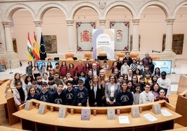 Los escolares leen la Carta Magna en el Parlamento