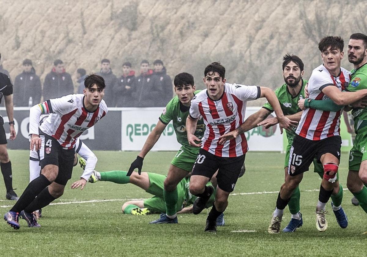 Encuentro entre UD logroñés B y La Calzada durante la pasada jornada en Valdegastea.