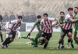 Encuentro entre UD logroñés B y La Calzada durante la pasada jornada en Valdegastea.