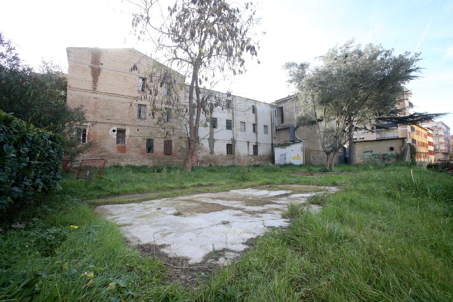 Traseras del complejo tras la retirada del muro del jardín.