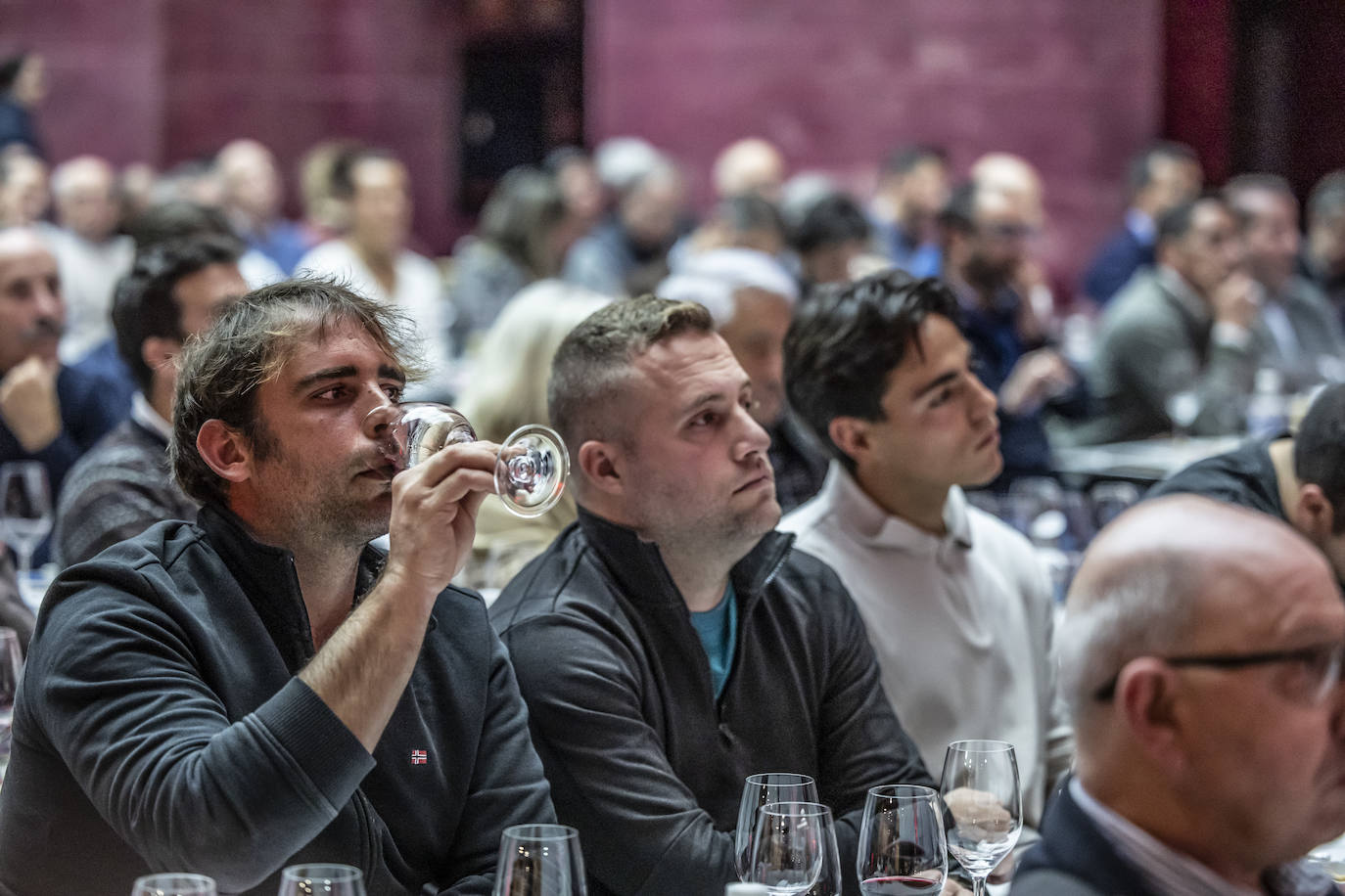 La cata con repóquer de vinos y de bodegueros, en imágenes