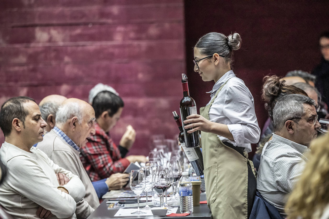 La cata con repóquer de vinos y de bodegueros, en imágenes