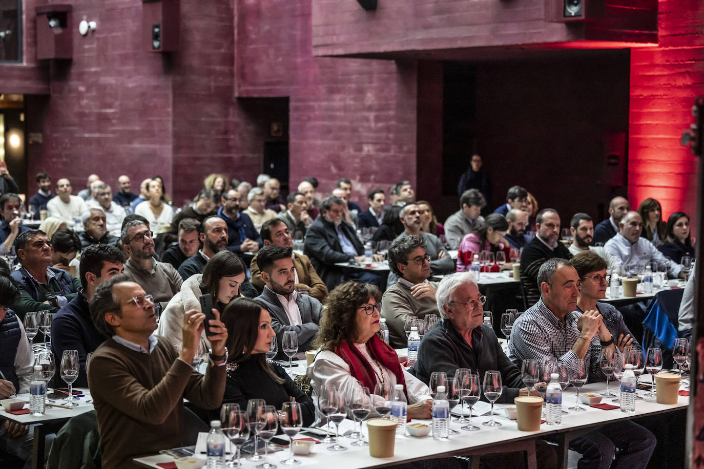La cata con repóquer de vinos y de bodegueros, en imágenes