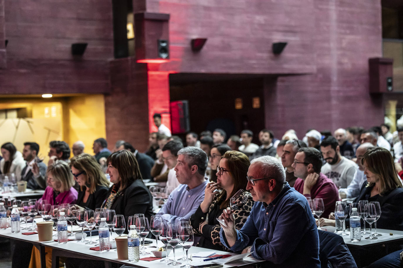 La cata con repóquer de vinos y de bodegueros, en imágenes