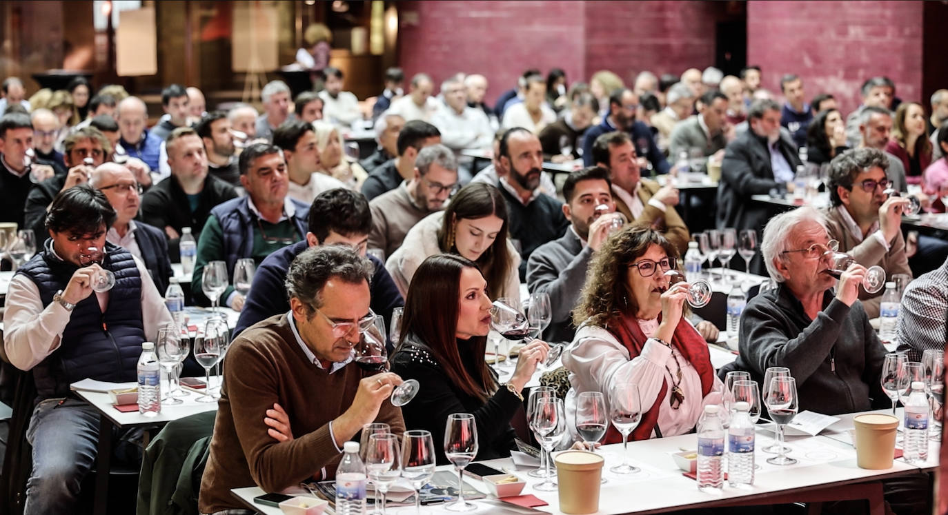 La cata con repóquer de vinos y de bodegueros, en imágenes