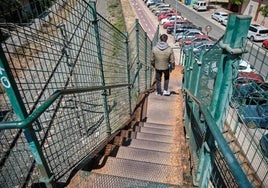 La pasarela salva una luz de 10,73 metros sobre vía del tren.