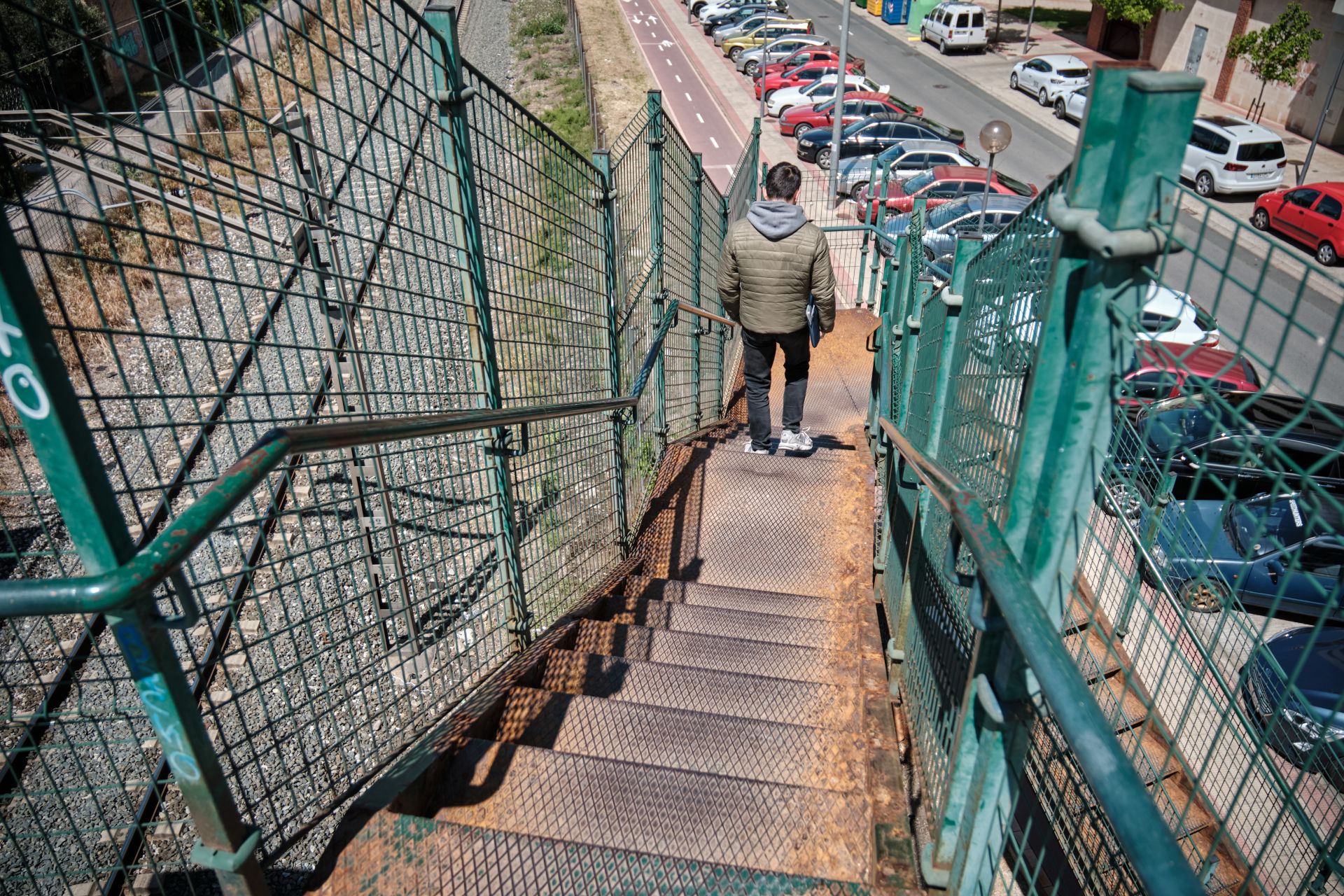 La pasarela salva una luz de 10,73 metros sobre vía del tren.