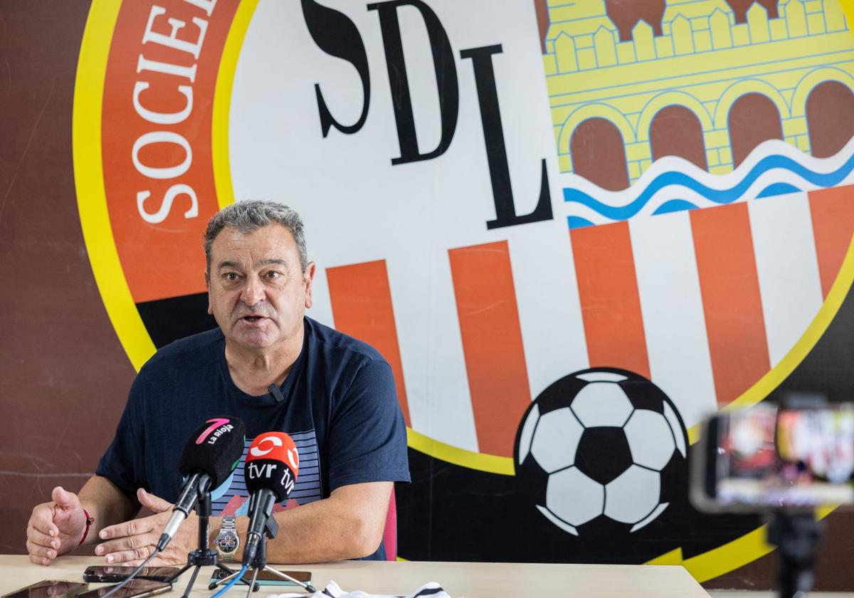 Carlos Pouso, durante una rueda de prensa en las oficinas del club.