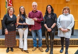 Ainhoa Echazarreta, segunda por la izquierda, en la entrega de premios en la UR.