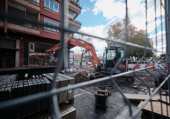 El movimiento volvió ayer a las obras, entre avenida de la Paz y Beatos Mena y Navarrete, tras más de una semana de parón.