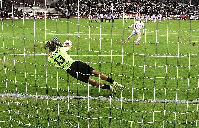 Pol Arnau, en el momento de detener el lanzamiento de Abel Ruiz.