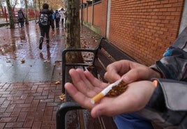 Un estudiante elabora un porro mezclando tabaco con hachís