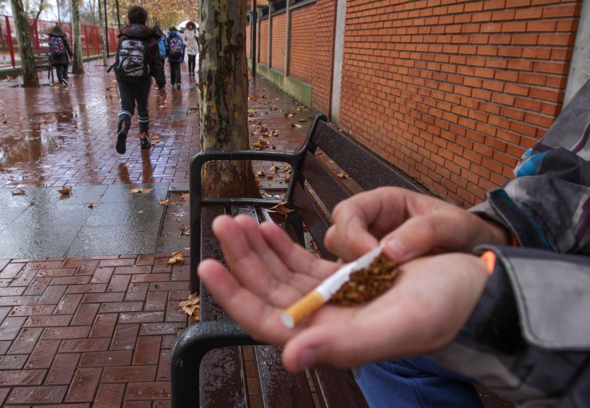 Un estudiante elabora un porro mezclando tabaco con hachís