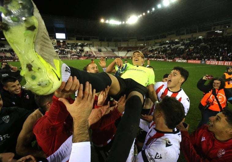 Vídeo: el manteo a Arnau, el héroe de la Copa