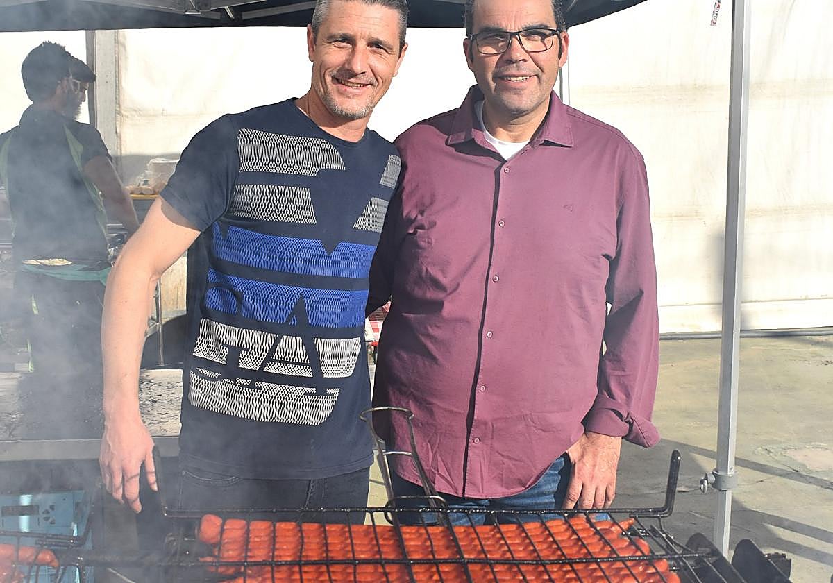 Iván Pascual y Germán Villar, ayer junto a las brasas de la carpa.
