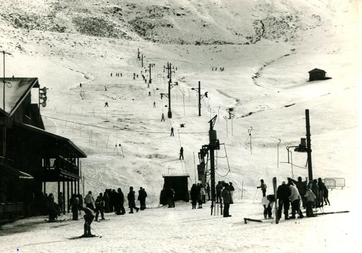 Primeros años. Las pistas de Salegares de la estación de esquí de Valdezcaray en los años 80, junto al restaurante.