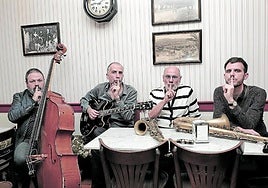 El contrabajista Marcelo Escrich y el resto de Silent Quartet.