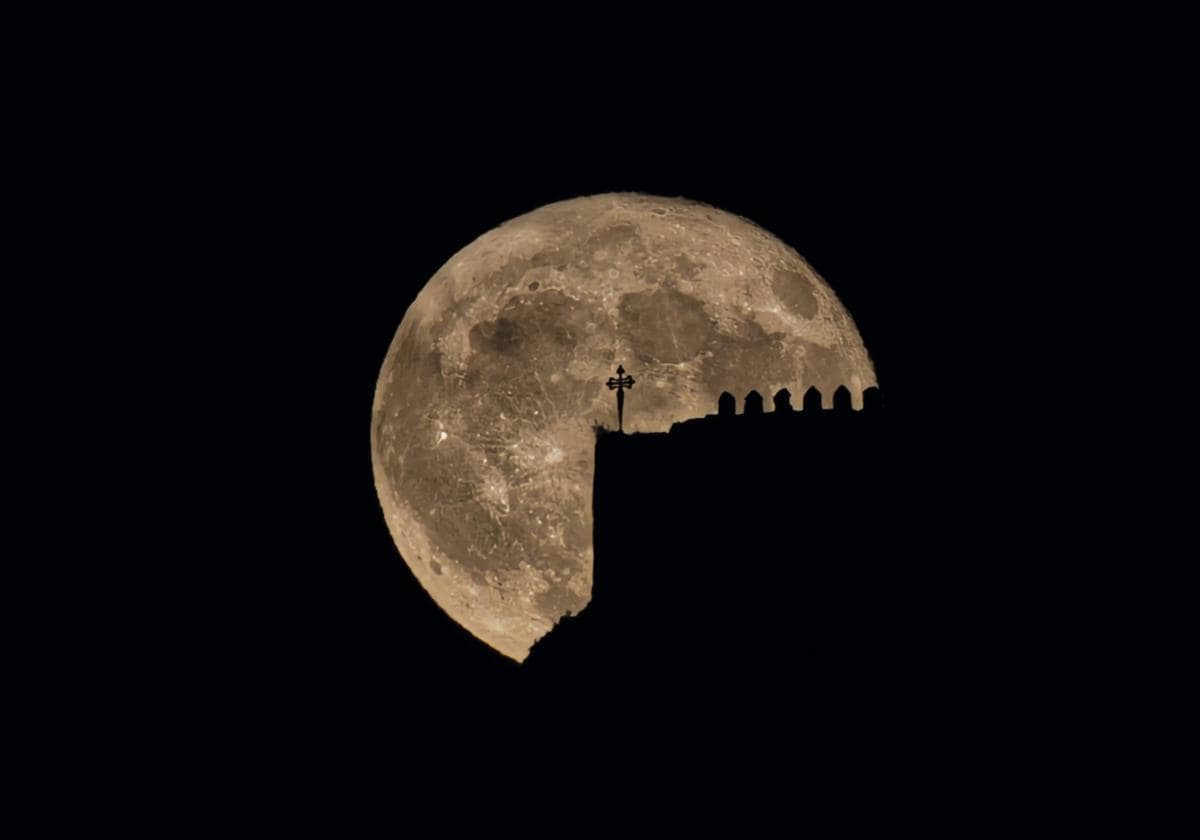 La luna lleva emerge detras del castillo de Clavijo recortando su silueta.