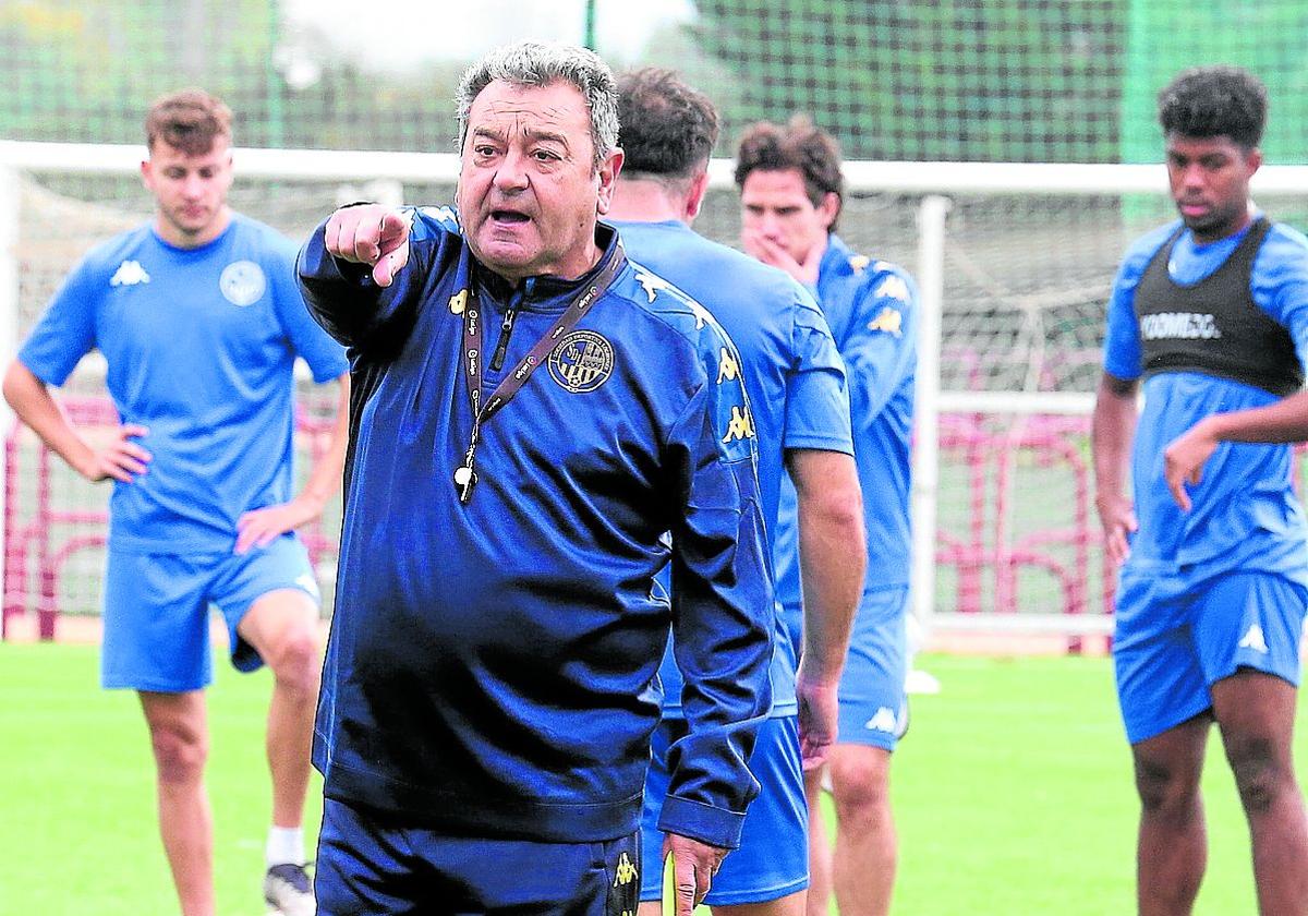 Carlos Pouso da indicaciones a sus hombres durante un entrenamiento.