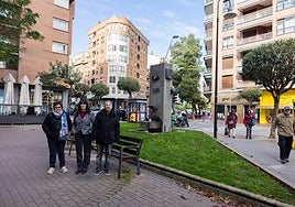 Inés Lerena (presidenta de la asociación), Margo (profesora de los talleres) y Adolfo Santos (vicepresidente), en la confluencia de las calles Pérez Galdós, San Antón y Vara de Rey.