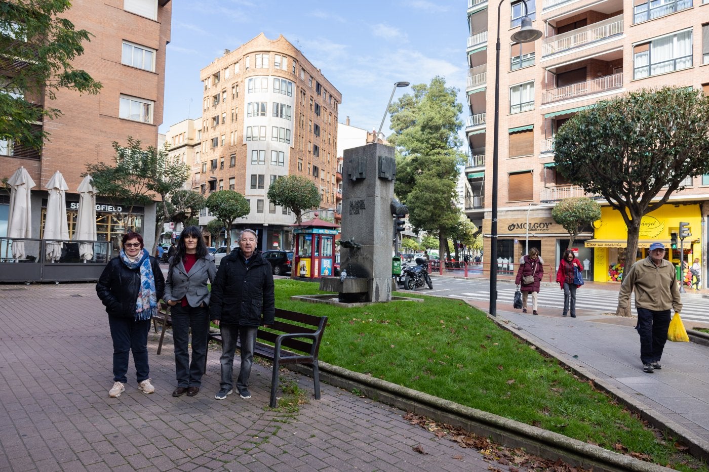 Inés Lerena (presidenta de la asociación), Margo (profesora de los talleres) y Adolfo Santos (vicepresidente), en la confluencia de las calles Pérez Galdós, San Antón y Vara de Rey.