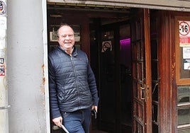 Carlos Martínez posa en la puerta del Disco 3 de Nájera después de anunciar su marcha del local.