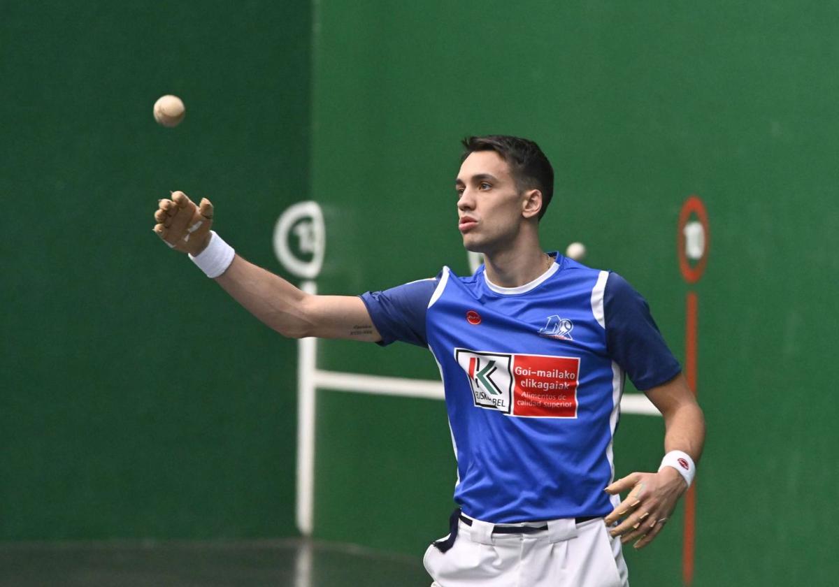 Javi Zabala juega con la pelota