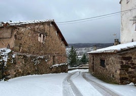 La sierra riojana se despierta blanca.