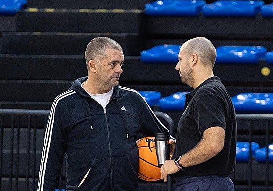 Jorge Serna habla con Jenaro Díaz durante un entrenamiento.