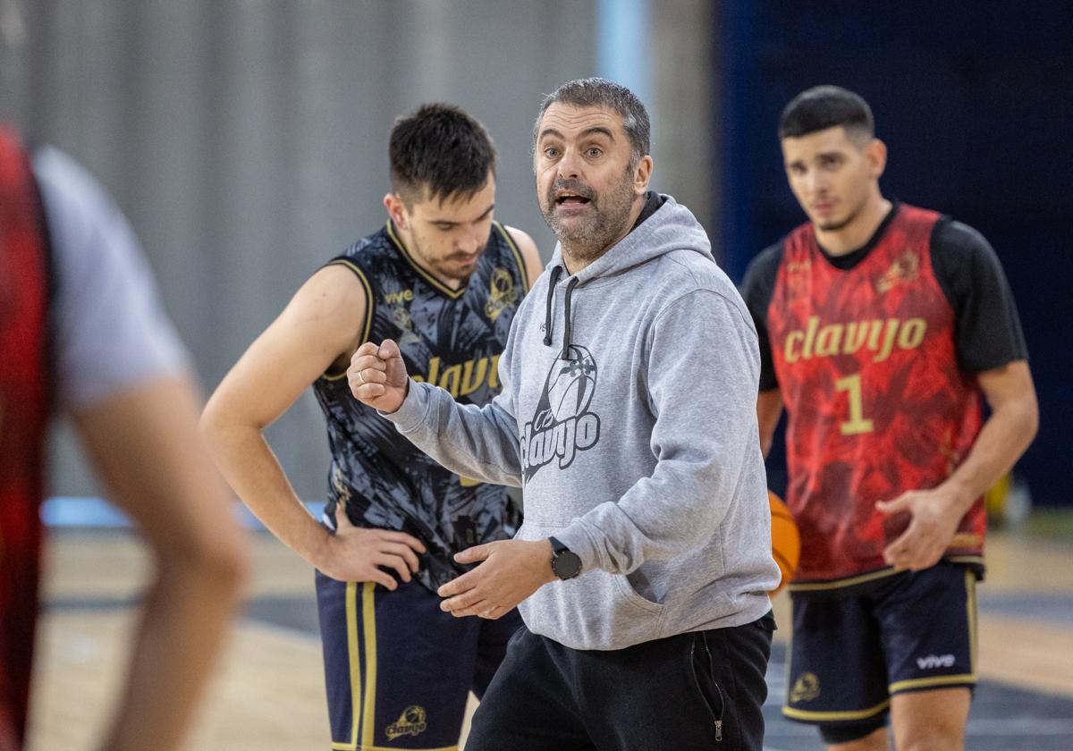 Jenaro Díaz da instrucciones en el entrenamiento de ayer por la tarde en el Palacio.