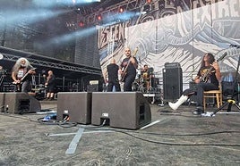 Actuación del grupo logroñés Aposento en el Obscene Extreme Festival de Trutnov (República Checa), con Manolo Sáez escayolado.