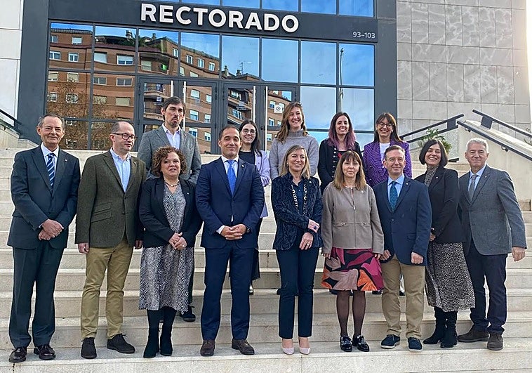 Foto de familia del nuevo equipo rectoral de la Universidad de La Rioja, presentado este lunes.