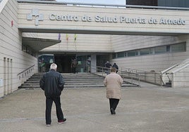 Dos personas acceden al centro de salud Puerta de Arnedo.