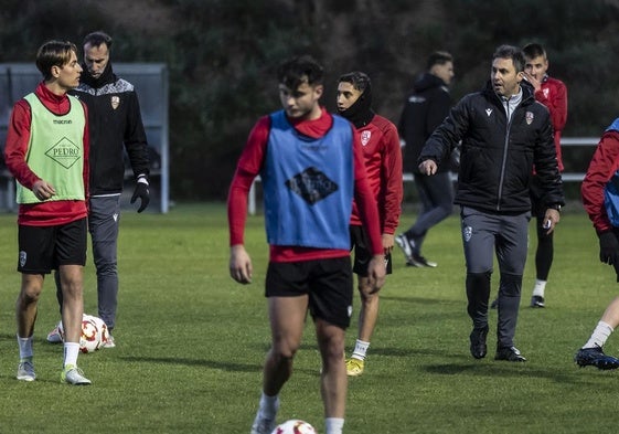 Sergio Rodríguez habla con sus jugadores en el entrenamiento de ayer.