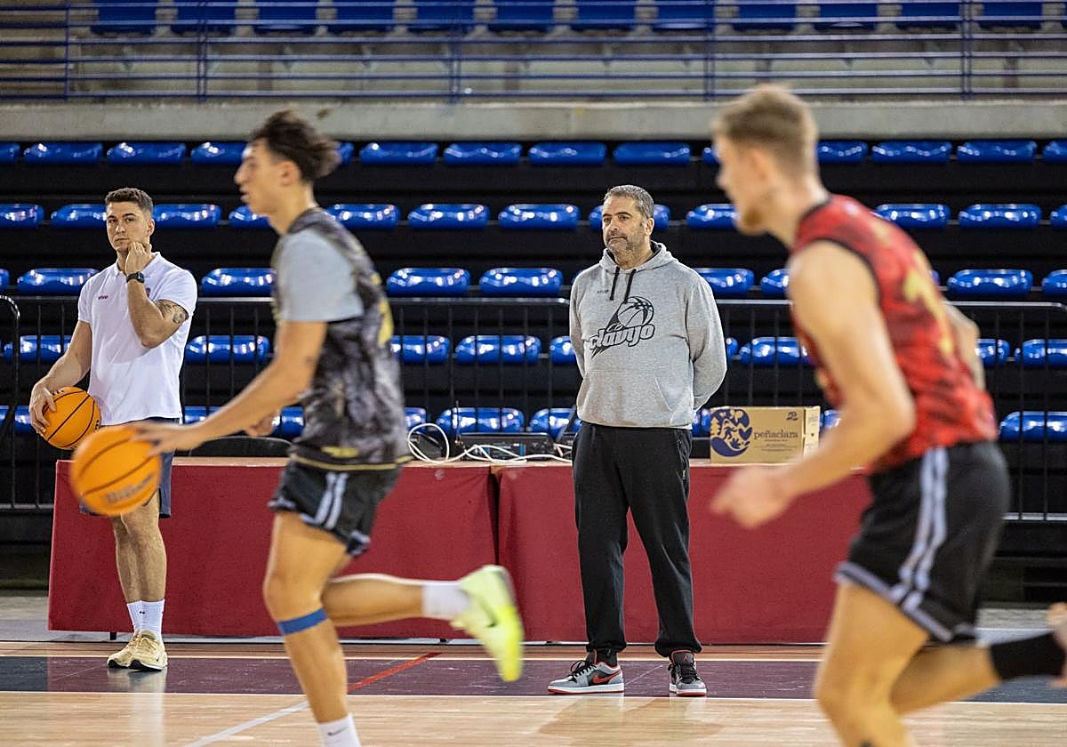 Jenaro Díaz dirige un entrenamiento en el Palacio de los Deportes antes de viajar a Sevilla.