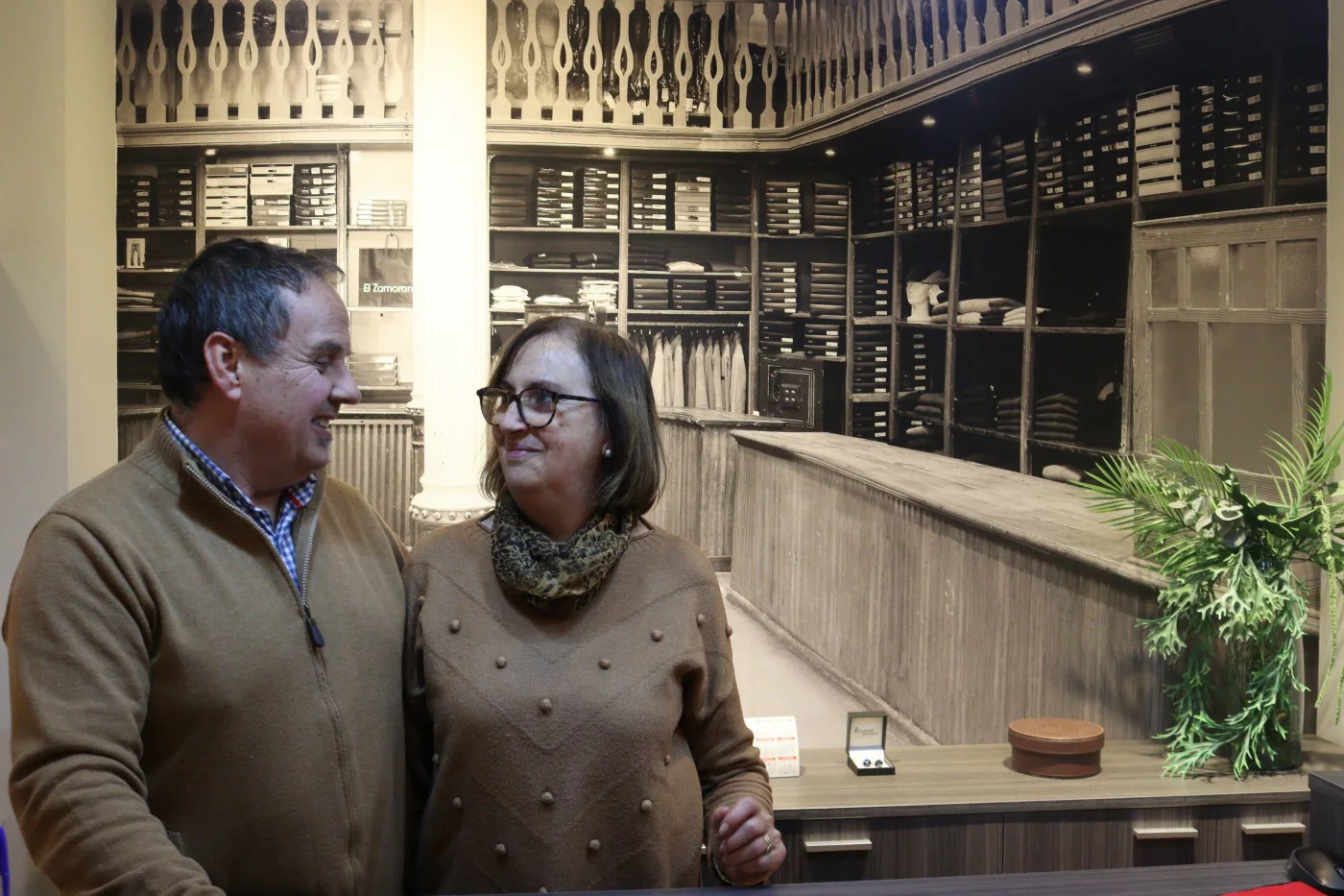 Fernando Pérez y Rosa frente al mural del interior de El Zamorano cuando estaba ubicado en la plaza de la Paz.