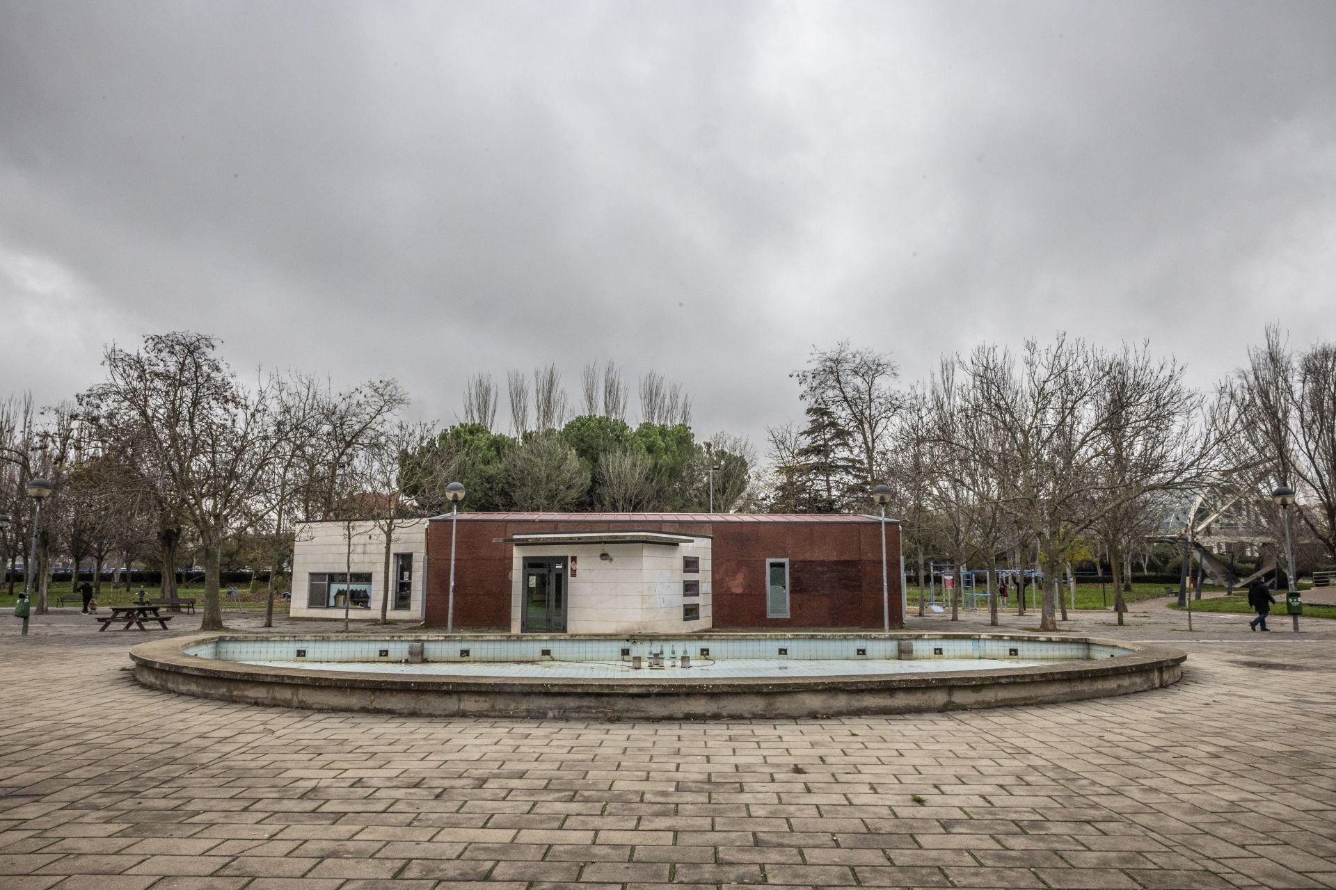 Imagen principal - El Ayuntamiento de Logroño plantea una &#039;fuente seca&#039; que sustituya a la del parque de San Adrián