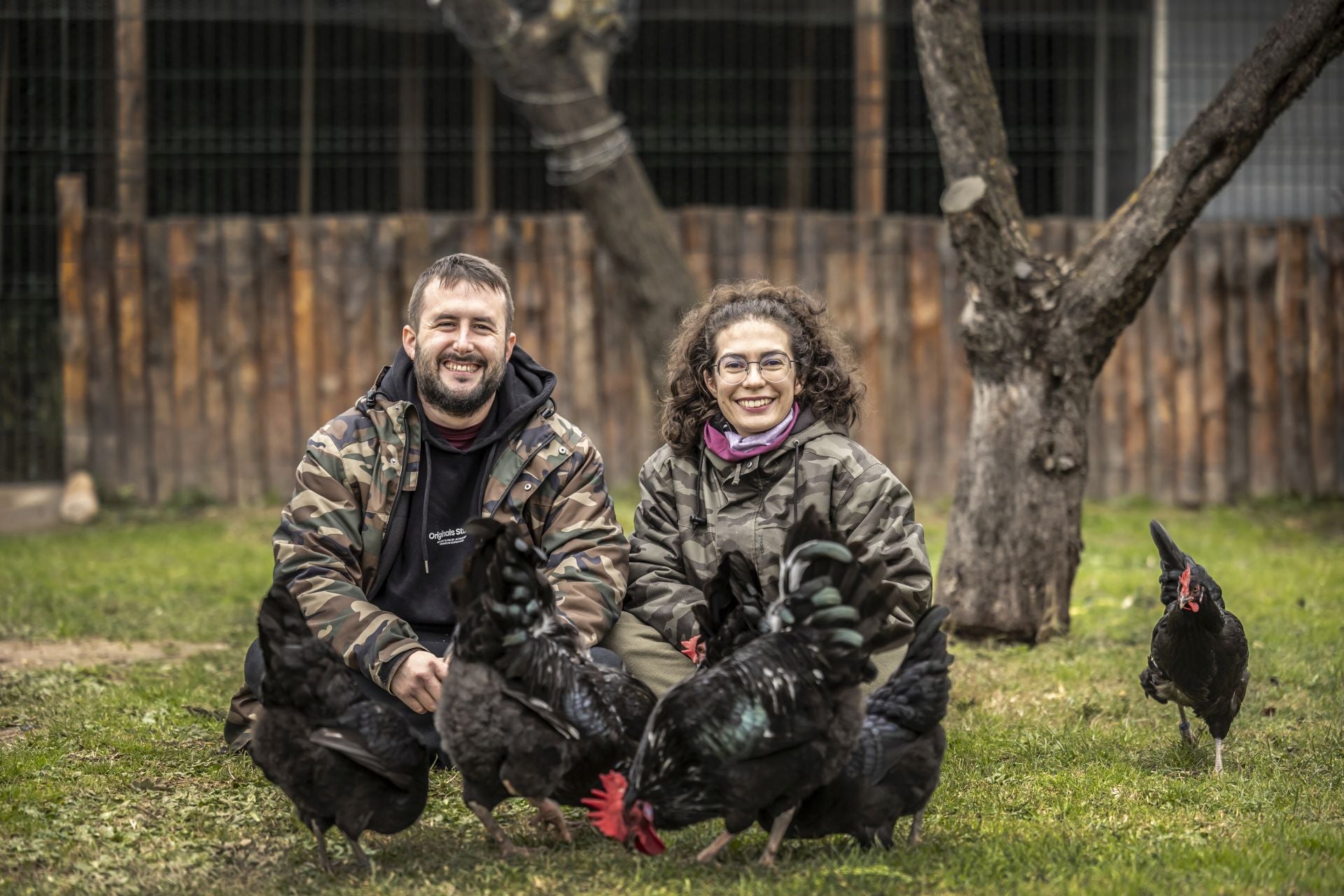 Pablo López y Claudia Buzarra crían gallinas cameranas a las afuera de Logroño.