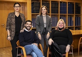 De pie, María Andreu (izquierda), junto a Rocío Bazán; abajo, sentados, Adrián Alonso y Beatriz Amiano, tras participar en la mesa de debate de Diario LA RIOJA.
