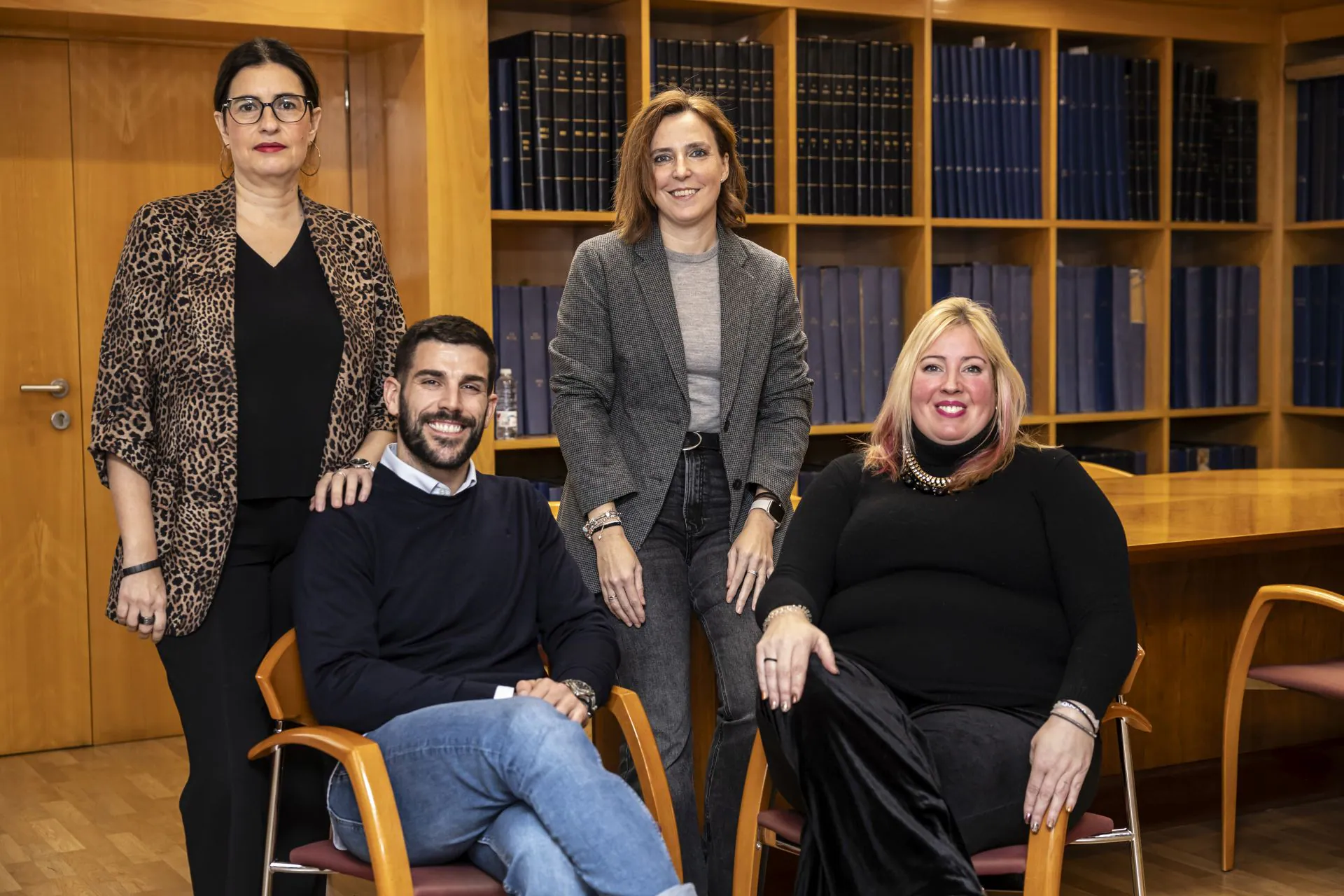 De pie, María Andreu (izquierda), junto a Rocío Bazán; abajo, sentados, Adrián Alonso y Beatriz Amiano, tras participar en la mesa de debate de Diario LA RIOJA.